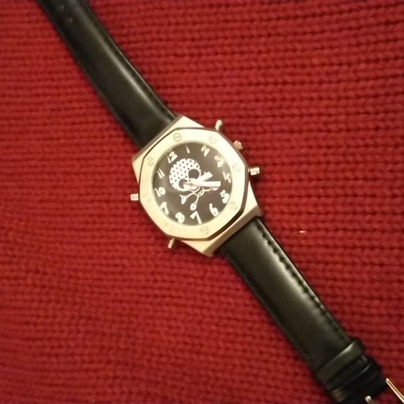 ☠️Silver and black skull faced watch with black vegan leather band💀 - Picture 3 of 5